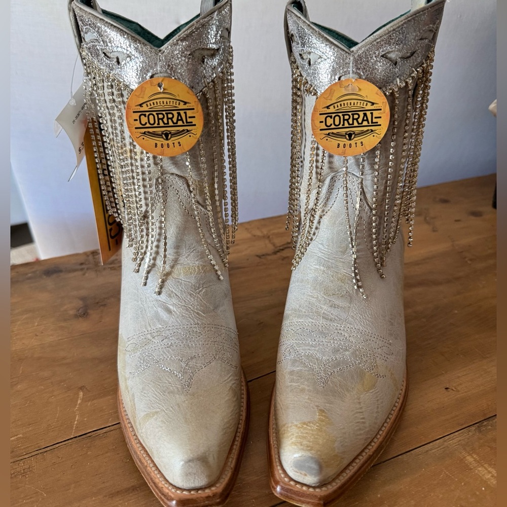 NWT Stunning distressed look white/grey Embellished Western Boots Crystal Fringe - Picture 6 of 16